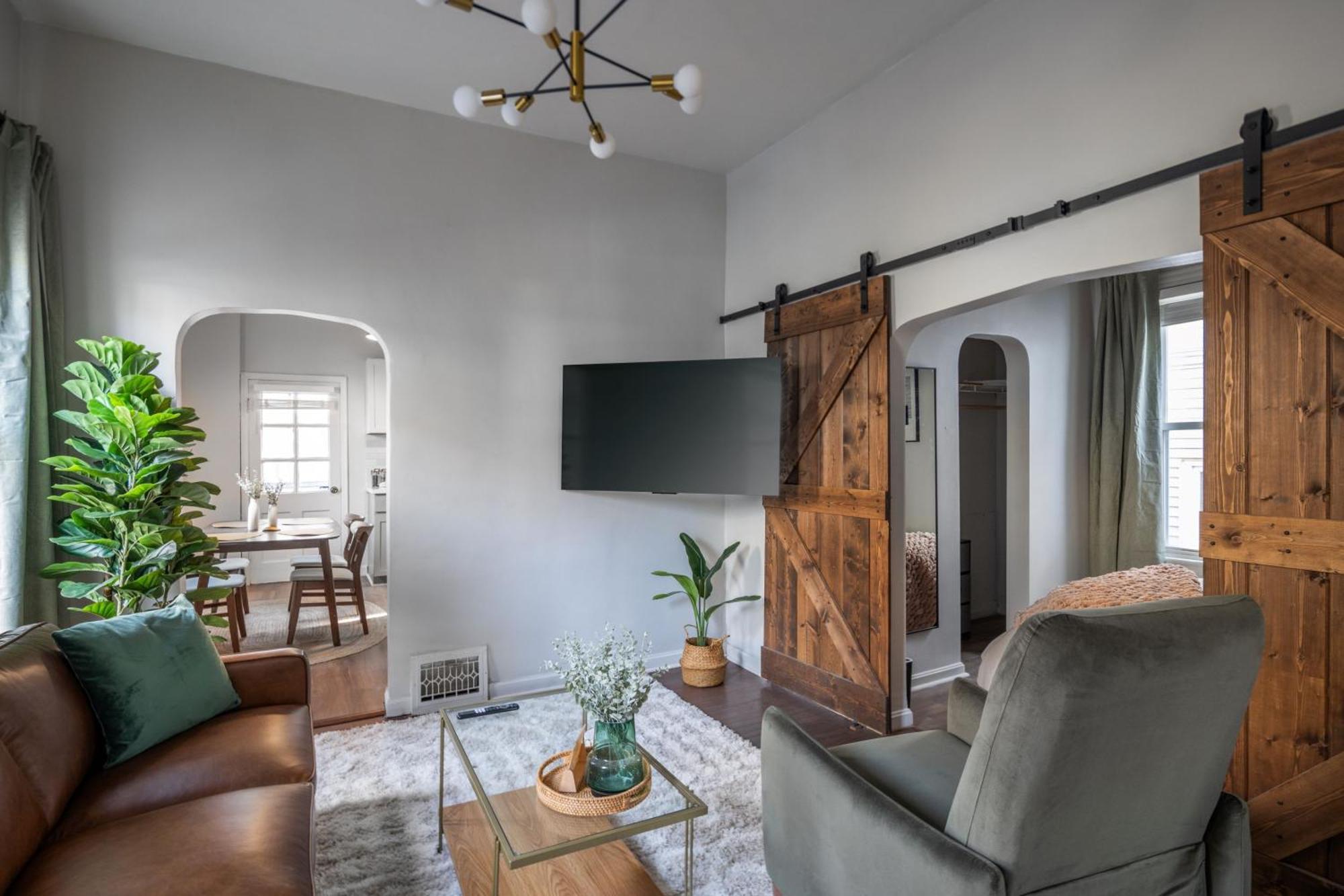 Appartamento Mid-Century Modern Retreat In Little Italy Cleveland Esterno foto