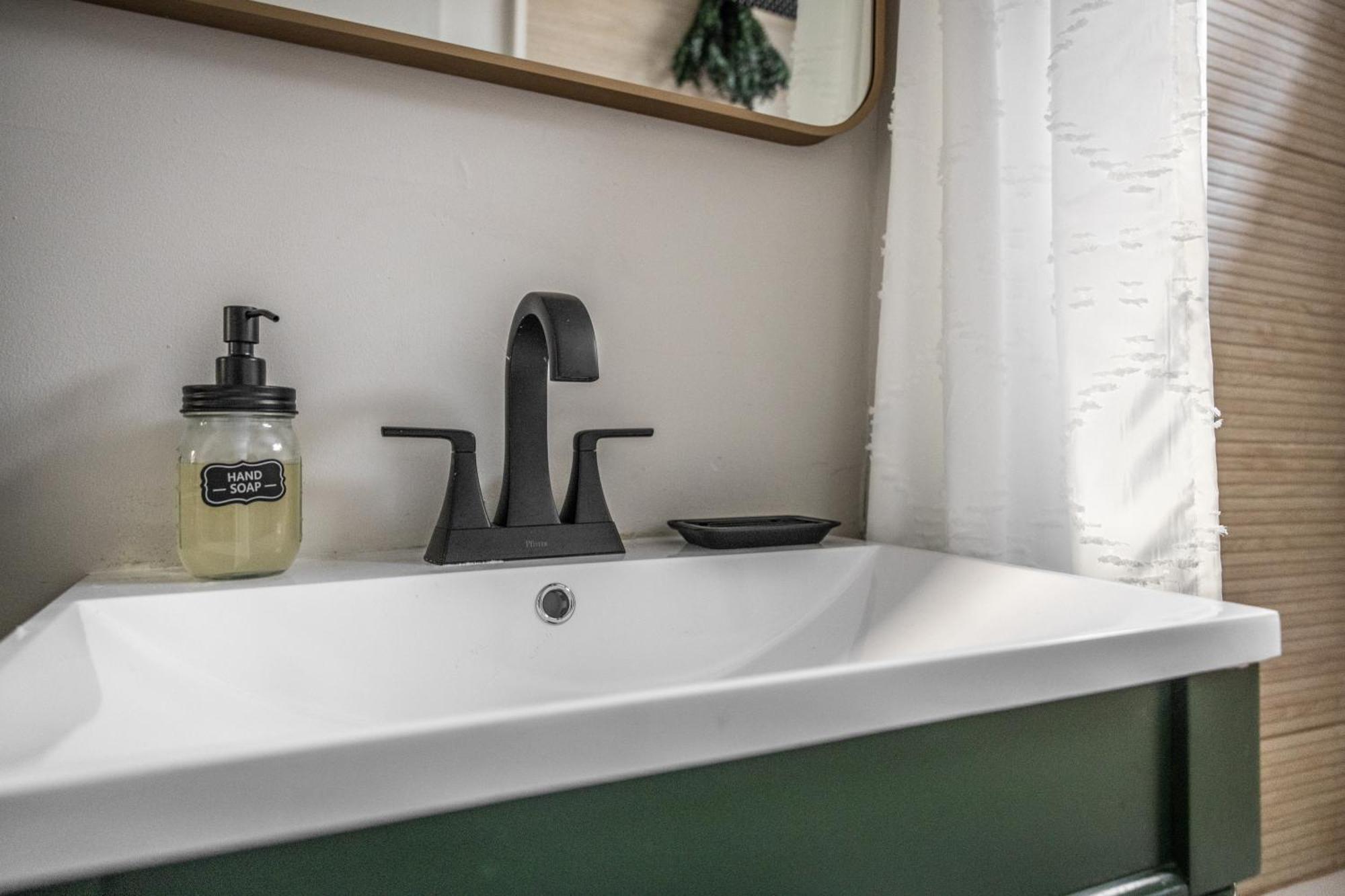 Appartamento Mid-Century Modern Retreat In Little Italy Cleveland Esterno foto