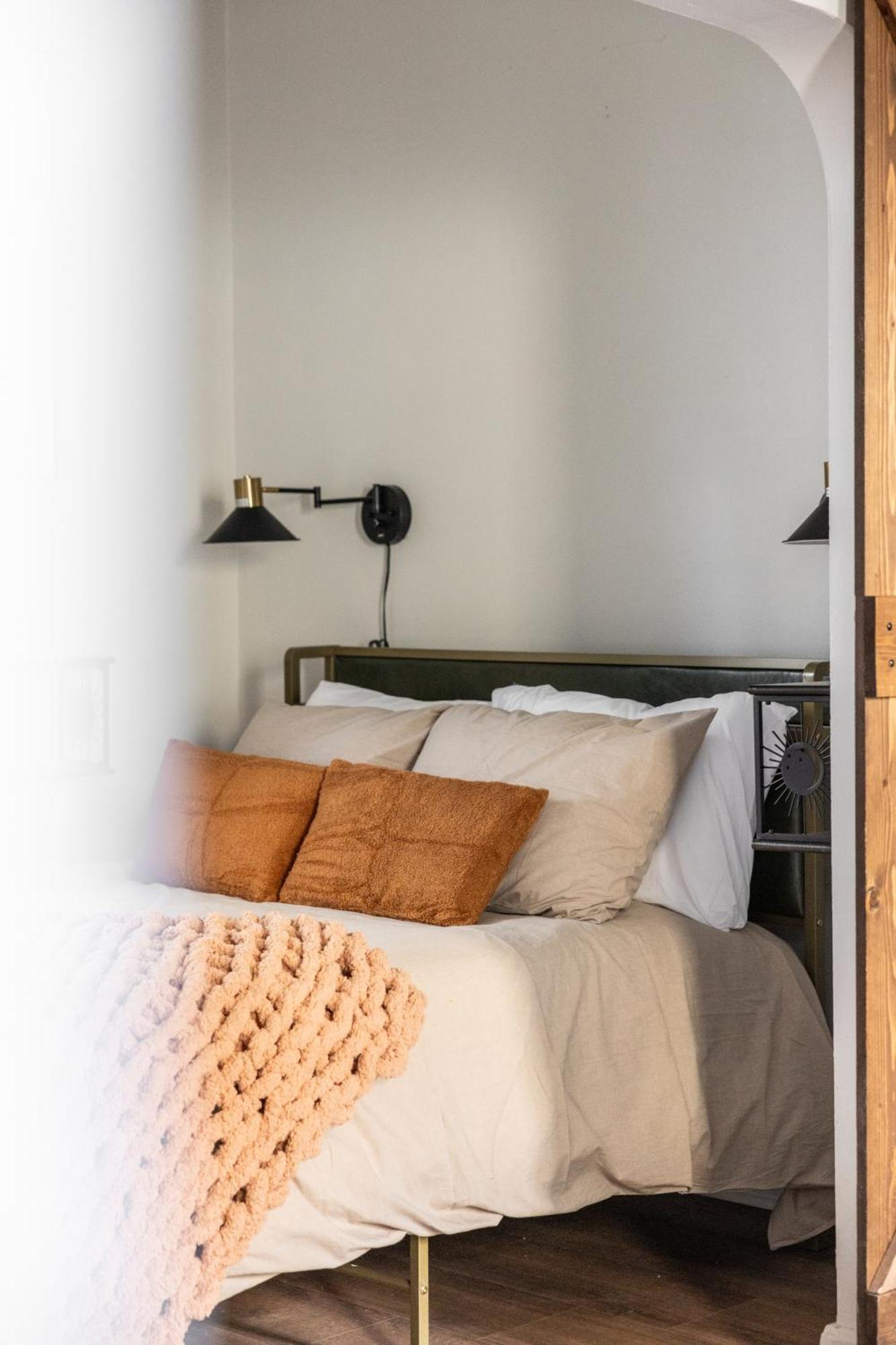 Appartamento Mid-Century Modern Retreat In Little Italy Cleveland Esterno foto