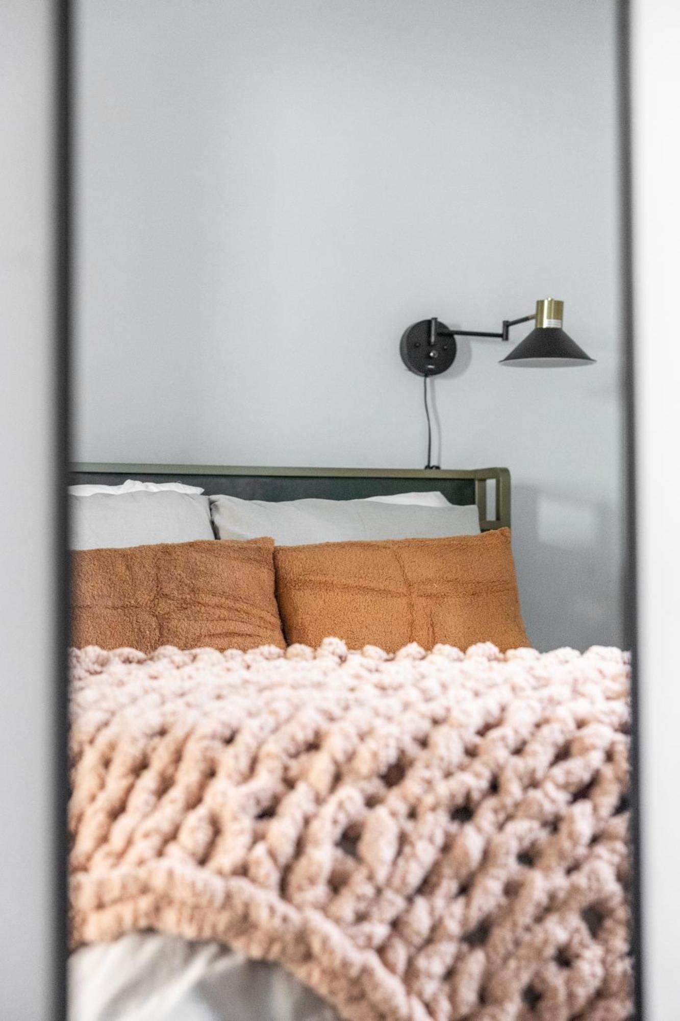 Appartamento Mid-Century Modern Retreat In Little Italy Cleveland Esterno foto