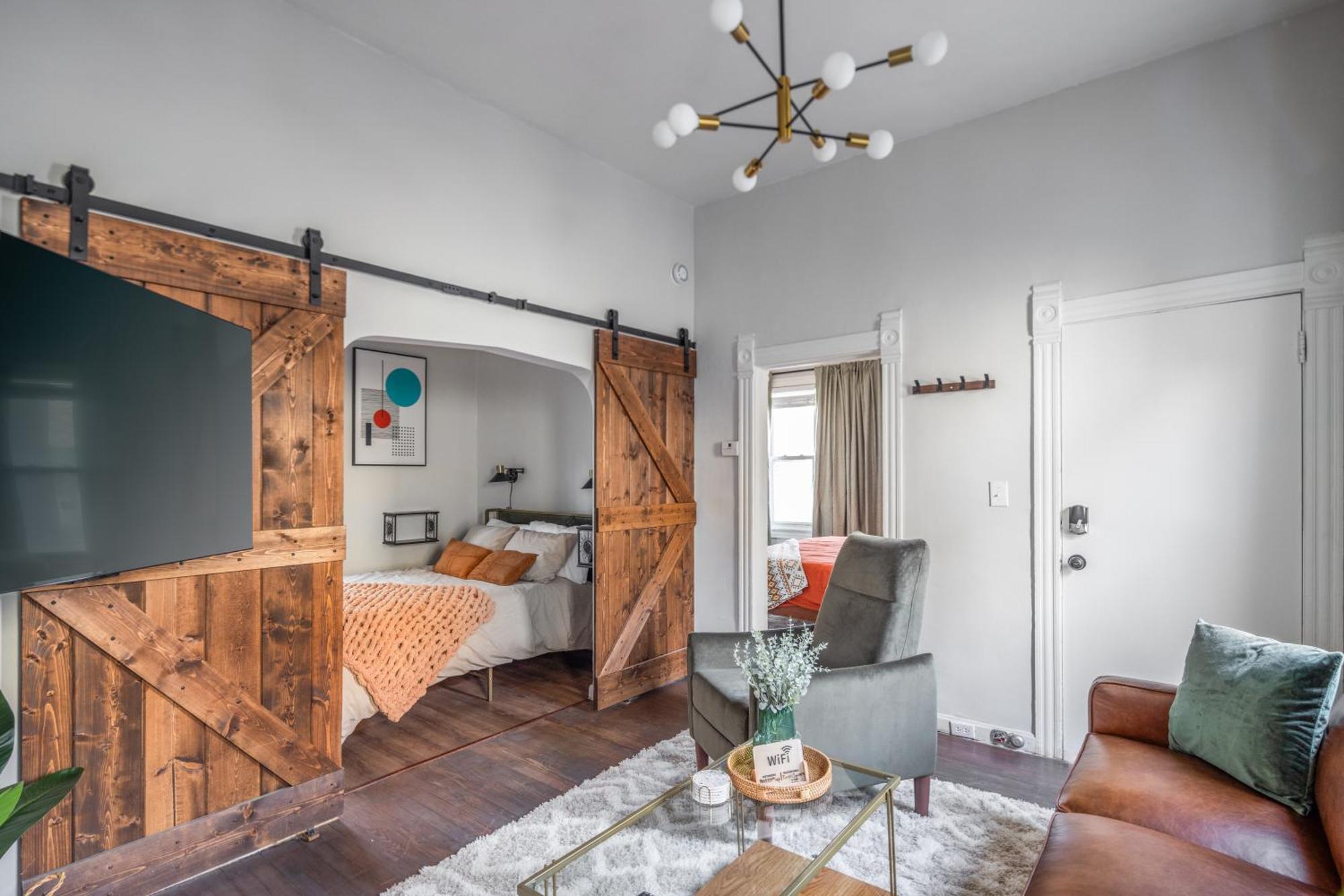 Appartamento Mid-Century Modern Retreat In Little Italy Cleveland Esterno foto